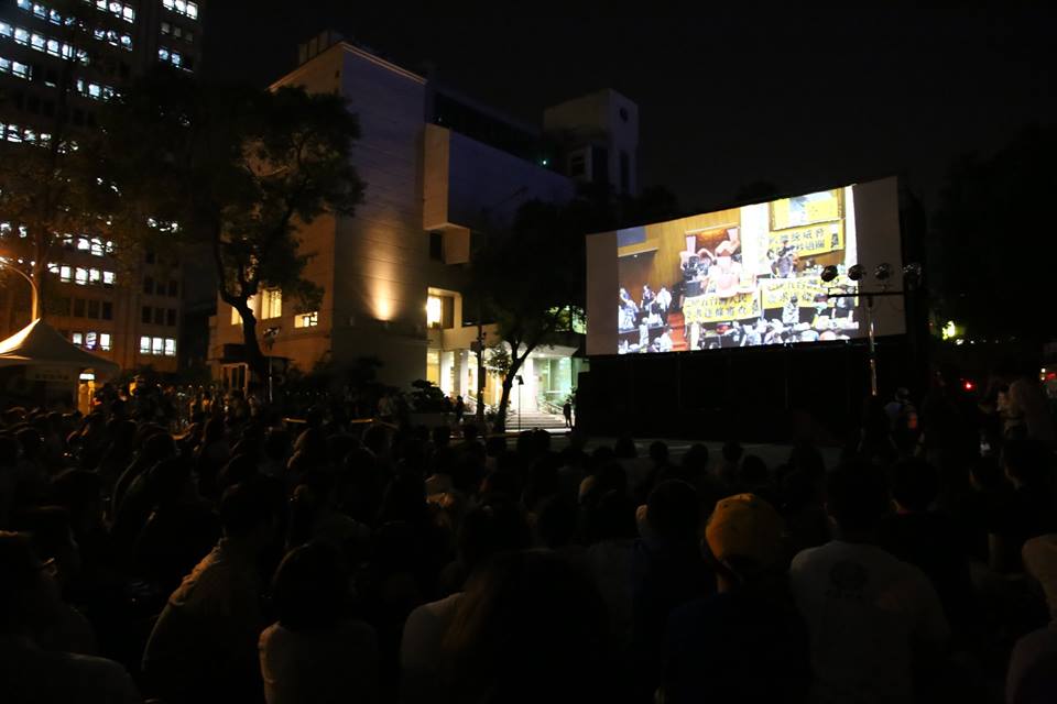 上千人在立法院濟南路上看《太陽‧不遠》。圖3之3:林雨佑/攝 上千人在立法院濟南路上看《太陽‧不遠》。圖3之3:林雨佑/攝