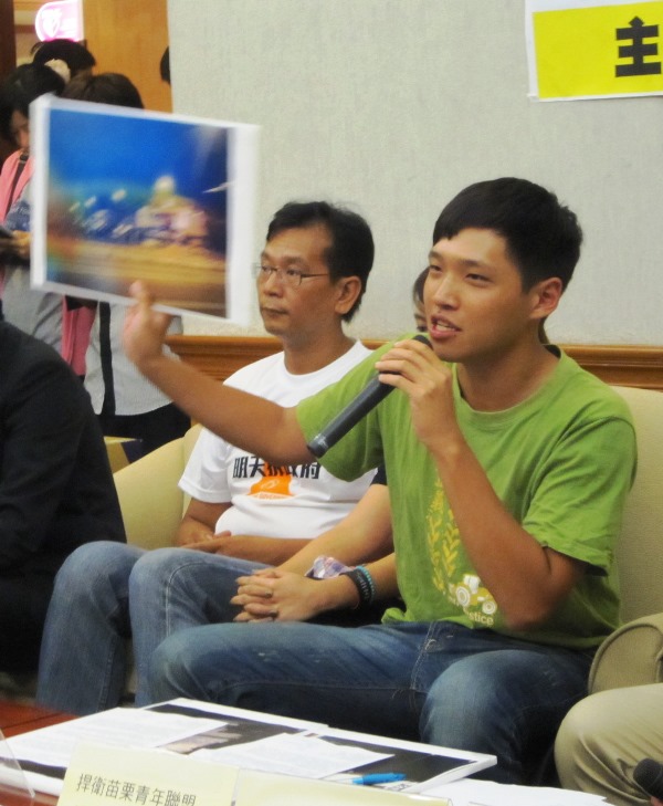 陳為廷舉出16日晚間「守護苗栗音樂會」進行時,苗栗縣長劉政鴻家門口的照片,質疑警力調度的問題。圖5之2:王立柔/攝 陳為廷舉出16日晚間「守護苗栗音樂會」進行時,苗栗縣長劉政鴻家門口的照片,質疑警力調度的問題。圖5之2:王立柔/攝