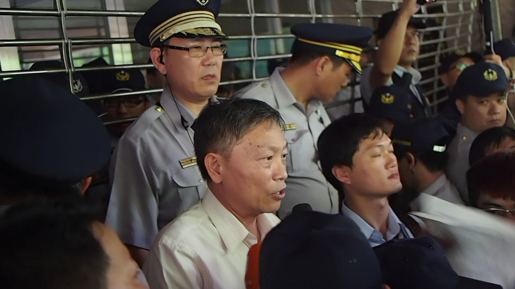 13日下午學生闖入國教署後,協議由國教署高中職教育組副組長韓春樹出面,到大樓前與學生對話。圖:何星瑩/攝 13日下午學生闖入國教署後,協議由國教署高中職教育組副組長韓春樹出面,到大樓前與學生對話。圖:何星瑩/攝