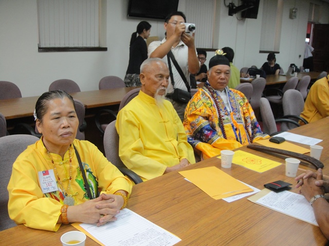 為反對同性婚姻及多元成家草案,台灣宗教團體愛護家庭大聯昨(18)日召開記者會。圖4之1:王立柔/攝 為反對同性婚姻及多元成家草案,台灣宗教團體愛護家庭大聯昨(18)日召開記者會。圖4之1:王立柔/攝