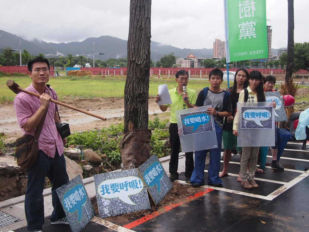 抗議土城重劃區旁邊的學府路二段,因為施作水溝而危及路樹的生存空間,並有以柏油覆蓋樹根的行為,護樹團體9日召開記者會抗議。圖:何星瑩/攝 抗議土城重劃區旁邊的學府路二段,因為施作水溝而危及路樹的生存空間,並有以柏油覆蓋樹根的行為,護樹團體9日召開記者會抗議。圖:何星瑩/攝