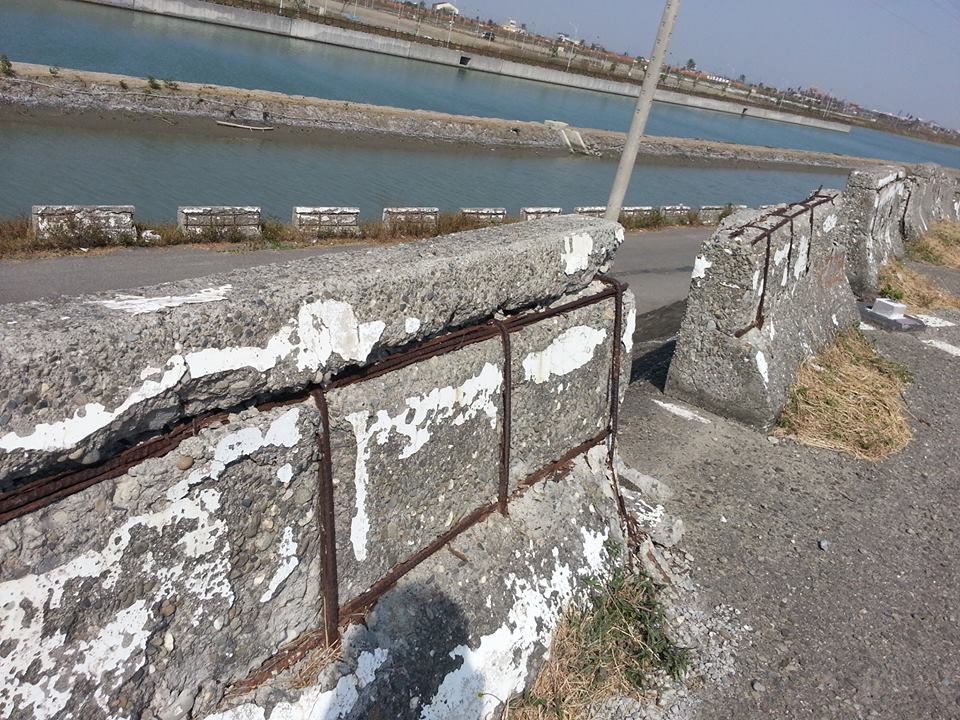台南七股地區風化與鹽化問題嚴重,路旁水泥護坡日久風蝕,鋼筋生 鏽裸露。圖:陳江鈴/攝 台南七股地區風化與鹽化問題嚴重,路旁水泥護坡日久風蝕,鋼筋生 鏽裸露。圖:陳江鈴/攝