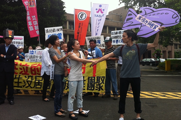 民間團體以行動劇呈現官員拒絕給予藏人配偶居留簽證,導致台藏聯姻家庭必須忍受夫妻分離之苦。圖片來源:楊宗興/攝 民間團體以行動劇呈現官員拒絕給予藏人配偶居留簽證,導致台藏聯姻家庭必須忍受夫妻分離之苦。圖片來源:楊宗興/攝