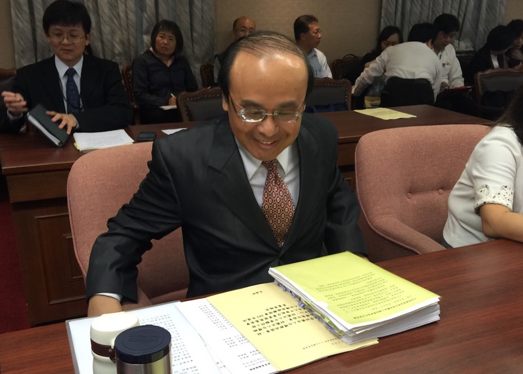 對於開放申請旅宿及主題樂園優惠造成大當機,交通部長陳建宇23日在立法院備詢時致歉。圖:劉奕霆/攝 對於開放申請旅宿及主題樂園優惠造成大當機,交通部長陳建宇23日在立法院備詢時致歉。圖:劉奕霆/攝