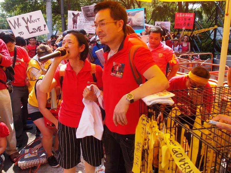 資深演員楊懷民(右)、譚艾珍(左)也來到現場聲援。圖:王立柔/攝 資深演員楊懷民(右)、譚艾珍(左)也來到現場聲援。圖:王立柔/攝
