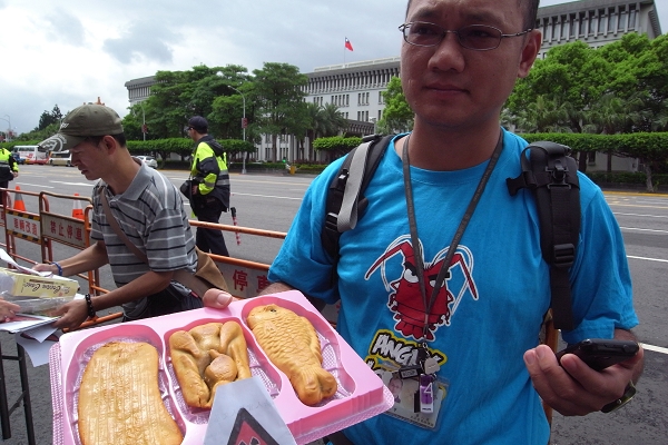 環團在凱道前擺出一桌祭品,有水果、三牲、蓮花座,諷刺假如放寬標準連「好兄弟」中元普渡都可能吃到輻射殘留祭品,恐怕不會保佑大家。圖:楊宗興/攝 環團在凱道前擺出一桌祭品,有水果、三牲、蓮花座,諷刺假如放寬標準連「好兄弟」中元普渡都可能吃到輻射殘留祭品,恐怕不會保佑大家。圖:楊宗興/攝