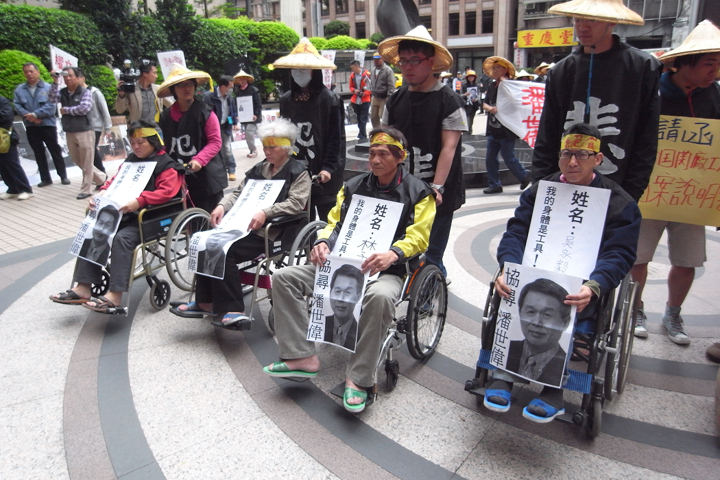 身在絕食隊伍中的台灣國際勞工協會研究員吳永毅表示,他們8人從4月28日開始絕食到現在已經115個小時,目前剩下6人,加上5月1日也開始絕食的2名工會幹部,目前仍有8人繼續絕食當中。圖:楊宗興/攝 身在絕食隊伍中的台灣國際勞工協會研究員吳永毅表示,他們8人從4月28日開始絕食到現在已經115個小時,目前剩下6人,加上5月1日也開始絕食的2名工會幹部,目前仍有8人繼續絕食當中。圖:楊宗興/攝