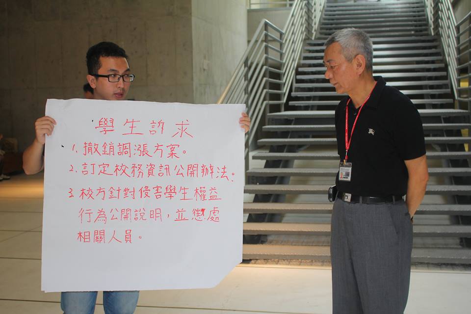 在校務會議室外,實踐大學主任秘書胡寶麟臉色凝重盯著學生們的布條。圖2之2:林雨佑/攝 在校務會議室外,實踐大學主任秘書胡寶麟臉色凝重盯著學生們的布條。圖2之2:林雨佑/攝
