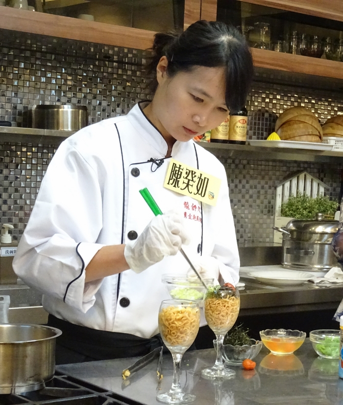 另一名優勝者陳癸如的「黃金泡菜佐王子麵」,以輕食概念及視覺設計出色取勝。圖:劉俊廷/攝 另一名優勝者陳癸如的「黃金泡菜佐王子麵」,以輕食概念及視覺設計出色取勝。圖:劉俊廷/攝