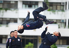 花博防恐維安演訓,維安特勤隊員在警察戰技演練時大秀拳腳功夫。圖片來源:中央社 花博防恐維安演訓,維安特勤隊員在警察戰技演練時大秀拳腳功夫。圖片來源:中央社