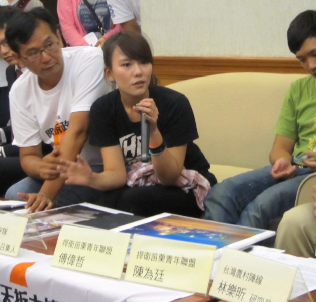 樂團人街頭陣線的發言人林羿含,說明自己被警察登門「列管」的經過。圖5之4:王立柔/攝 樂團人街頭陣線的發言人林羿含,說明自己被警察登門「列管」的經過。圖5之4:王立柔/攝