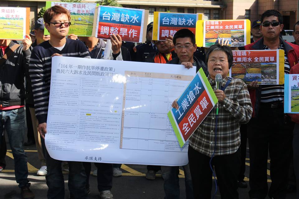 台東農民徐蘭香痛罵農委會稱「禽流感防疫無法做到滴水不漏」,但其實農委會對農民的追殺才是「滴水不漏」。圖2之2:林雨佑/攝 台東農民徐蘭香痛罵農委會稱「禽流感防疫無法做到滴水不漏」,但其實農委會對農民的追殺才是「滴水不漏」。圖2之2:林雨佑/攝