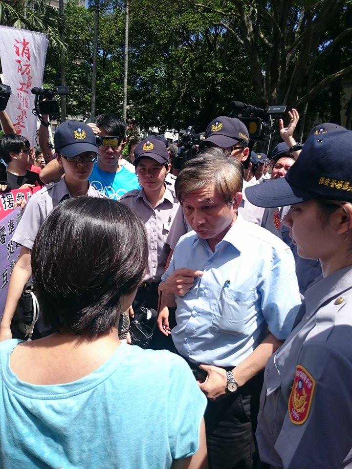 在護理人員揚言衝進行政院下,行政院代表才緩緩走來,收下基護人員的陳情書。圖:翁嫆琄/攝 在護理人員揚言衝進行政院下,行政院代表才緩緩走來,收下基護人員的陳情書。圖:翁嫆琄/攝