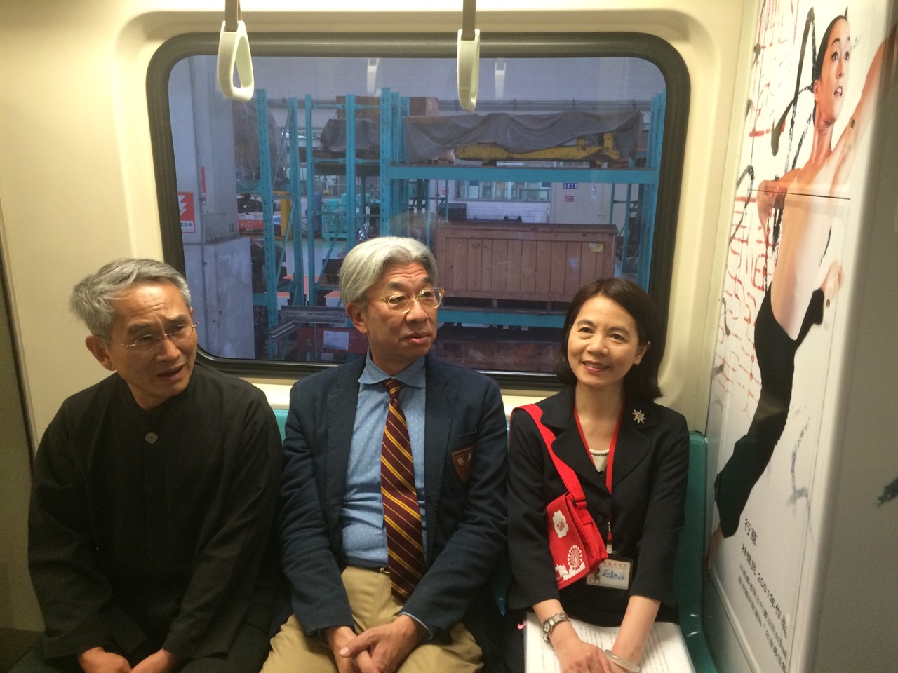 台北市政府在雲門「淡水文化藝術教育中心」開幕演出前夕,送上一列捷運的彩繪列車,從今(20)晚開始正式通車。圖:劉奕霆/攝 台北市政府在雲門「淡水文化藝術教育中心」開幕演出前夕,送上一列捷運的彩繪列車,從今(20)晚開始正式通車。圖:劉奕霆/攝