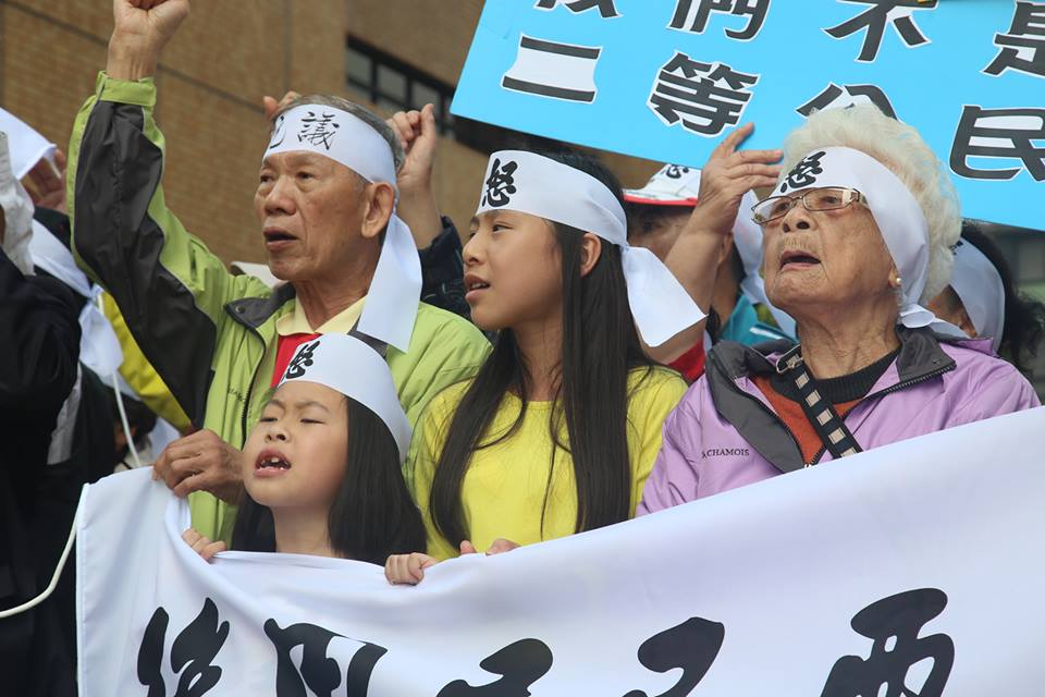 後甲居民到台電大樓前抗議,其中包括多位白髮長者和小朋友,也揮手高喊口號。圖2之1:林雨佑/攝 後甲居民到台電大樓前抗議,其中包括多位白髮長者和小朋友,也揮手高喊口號。圖2之1:林雨佑/攝
