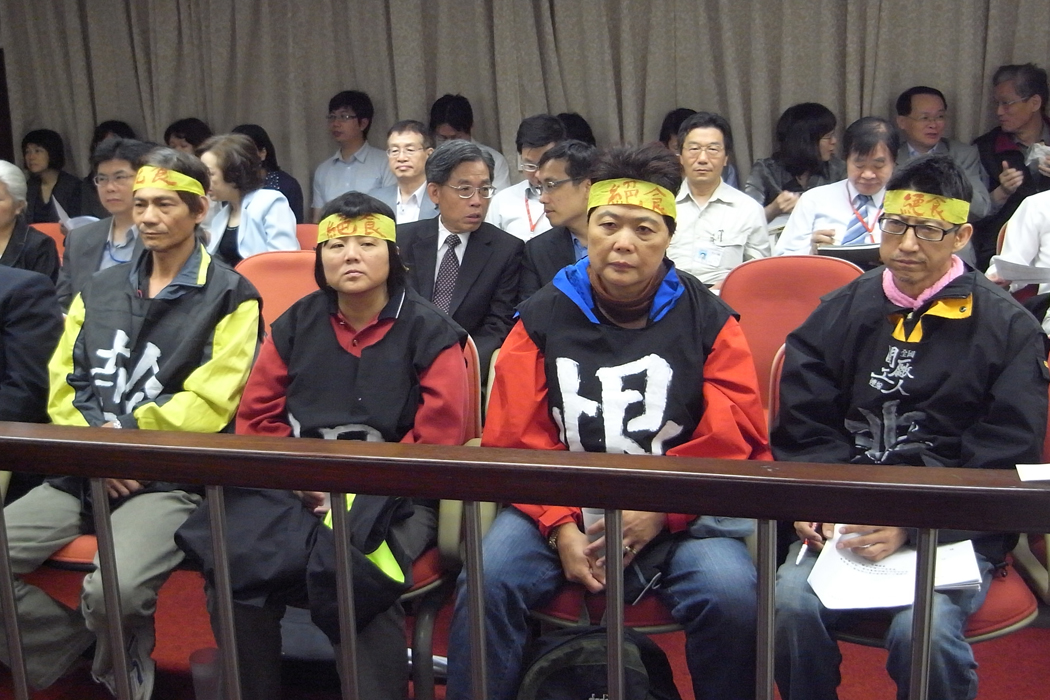 立法院社會福利與衛生環境委員會今天針對「關廠工人絕食事件與未依法提撥舊制勞退金之解決方案」進行專案報告,4名無限期絕食的勞工代表也到場旁聽。圖:楊宗興/攝 立法院社會福利與衛生環境委員會今天針對「關廠工人絕食事件與未依法提撥舊制勞退金之解決方案」進行專案報告,4名無限期絕食的勞工代表也到場旁聽。圖:楊宗興/攝