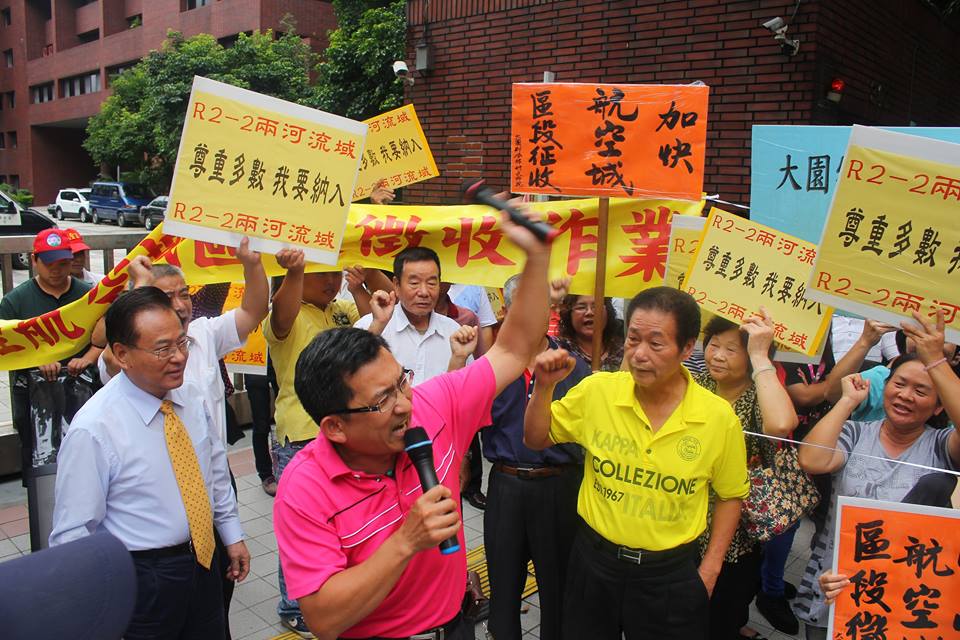 支持計劃的國民黨立委廖正井到場,居民則高喊「委員加油」。圖3之3:林雨佑/攝 支持計劃的國民黨立委廖正井到場,居民則高喊「委員加油」。圖3之3:林雨佑/攝