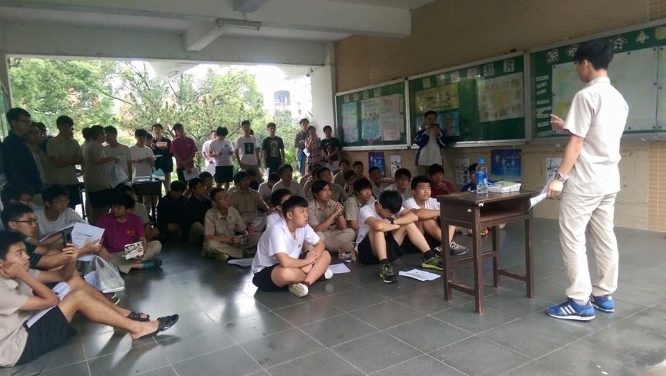 新竹高中學生在校園中自發性舉辦反黑箱課綱座談會。圖:翻攝「反黑箱課綱,竹中學生站起來」臉書 新竹高中學生在校園中自發性舉辦反黑箱課綱座談會。圖:翻攝「反黑箱課綱,竹中學生站起來」臉書