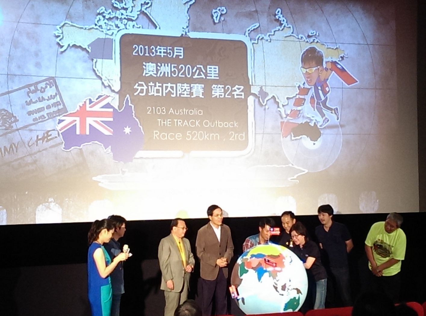 陳彥博今(31)日於台北華山文創園區舉行「世界7大洲8大戰超極馬拉松賽挑戰成功圓滿記者會」,陳彥博的父母、成淵高中啟蒙老師潘瑞根帶著學弟應邀出席,「飛躍羚羊」紀政也到場祝賀。圖:莊崇暉/攝 陳彥博今(31)日於台北華山文創園區舉行「世界7大洲8大戰超極馬拉松賽挑戰成功圓滿記者會」,陳彥博的父母、成淵高中啟蒙老師潘瑞根帶著學弟應邀出席,「飛躍羚羊」紀政也到場祝賀。圖:莊崇暉/攝