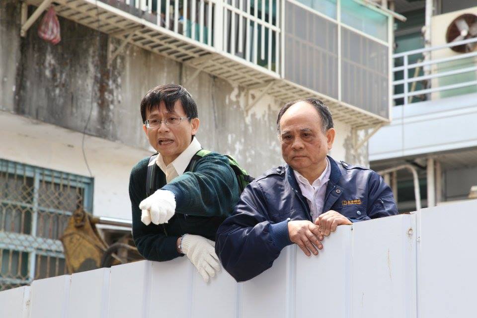 律師詹順貴和王清泉在工地裡,大聲斥責同意戶。圖2之2:林雨佑/攝 律師詹順貴和王清泉在工地裡,大聲斥責同意戶。圖2之2:林雨佑/攝