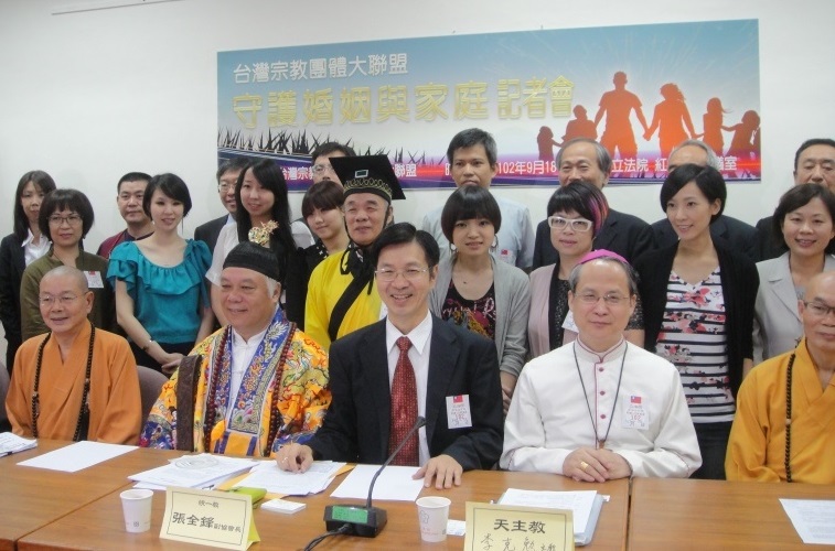 為反對同性婚姻及多元成家草案,台灣宗教團體愛護家庭大聯昨(18)日召開記者會。圖4之1:王立柔/攝 為反對同性婚姻及多元成家草案,台灣宗教團體愛護家庭大聯昨(18)日召開記者會。圖4之1:王立柔/攝