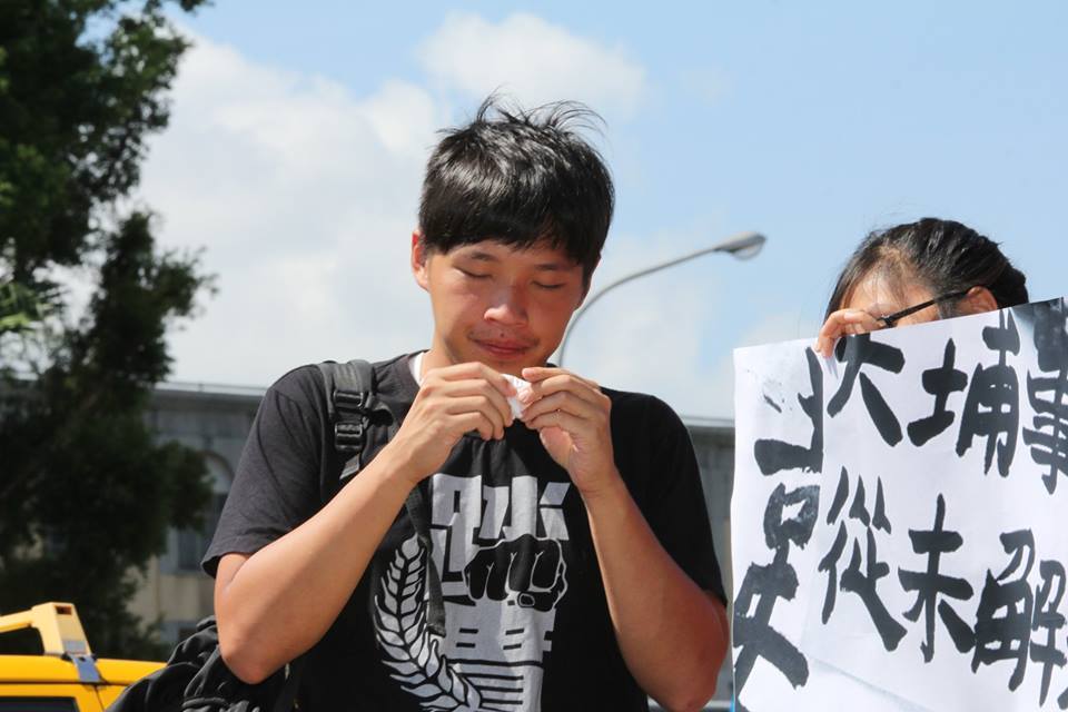 陳為廷在旁好幾次拿起衛生紙擦拭眼淚。圖3之3:林雨佑/攝 陳為廷在旁好幾次拿起衛生紙擦拭眼淚。圖3之3:林雨佑/攝