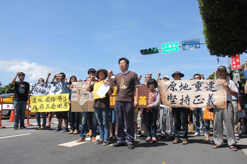 農陣理事長徐世榮等30多人一起來聲援彭秀春。圖3之2:林雨佑/攝 農陣理事長徐世榮等30多人一起來聲援彭秀春。圖3之2:林雨佑/攝