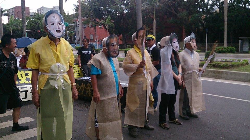 現場民眾扮成馬英九、洪秀柱、吳思華、朱立倫等人,並身穿孝服牽引「棺材」。圖:王子軒/攝 現場民眾扮成馬英九、洪秀柱、吳思華、朱立倫等人,並身穿孝服牽引「棺材」。圖:王子軒/攝