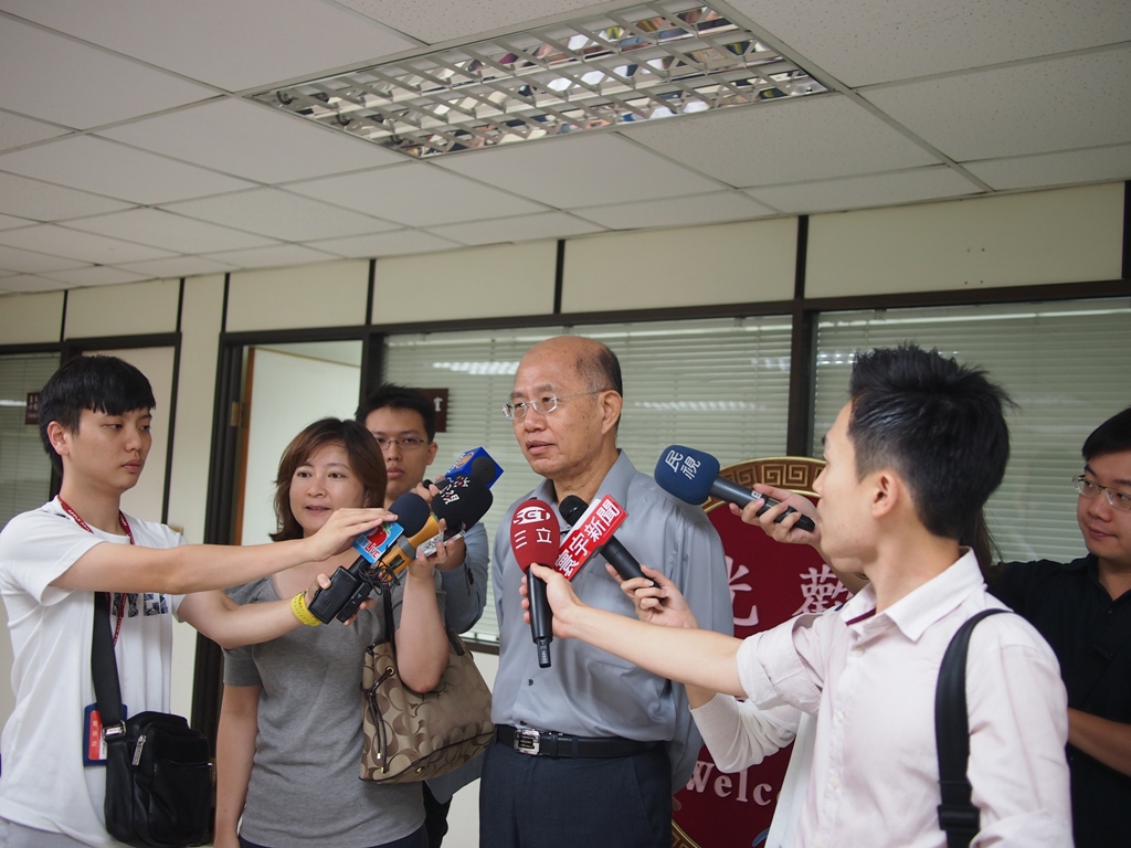 北市選委會副總幹事黃細明表示,因為大家對罷免的宣傳活動認定仍有爭議,而且罷免法規不夠周全,因此委員會議決定暫停審議,並計畫向大法官聲請釋憲。圖:何星瑩/攝 北市選委會副總幹事黃細明表示,因為大家對罷免的宣傳活動認定仍有爭議,而且罷免法規不夠周全,因此委員會議決定暫停審議,並計畫向大法官聲請釋憲。圖:何星瑩/攝