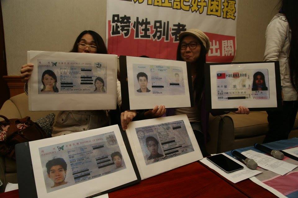 性別團體出示由女跨男的跨性別者,在台灣護照上登記為女生,在英國的護照上卻是男生,呈現2國對多元性別的觀念不同。圖3之3:林雨佑/攝 性別團體出示由女跨男的跨性別者,在台灣護照上登記為女生,在英國的護照上卻是男生,呈現2國對多元性別的觀念不同。圖3之3:林雨佑/攝
