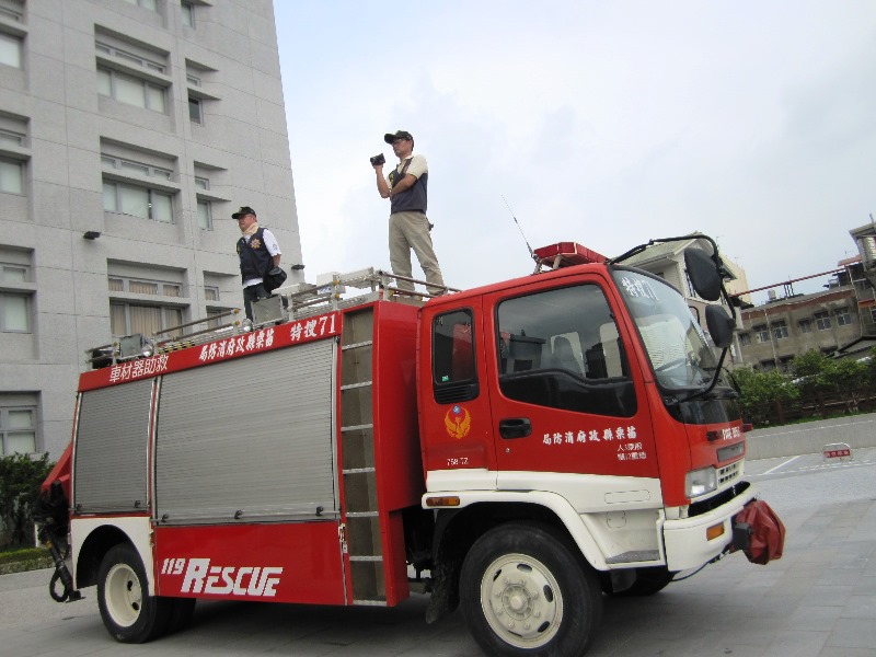 苗栗縣政府廣場上嚴陣以待的消防車,車上則有警察在錄影蒐證,圖5之4:王立柔/攝 苗栗縣政府廣場上嚴陣以待的消防車,車上則有警察在錄影蒐證,圖5之4:王立柔/攝