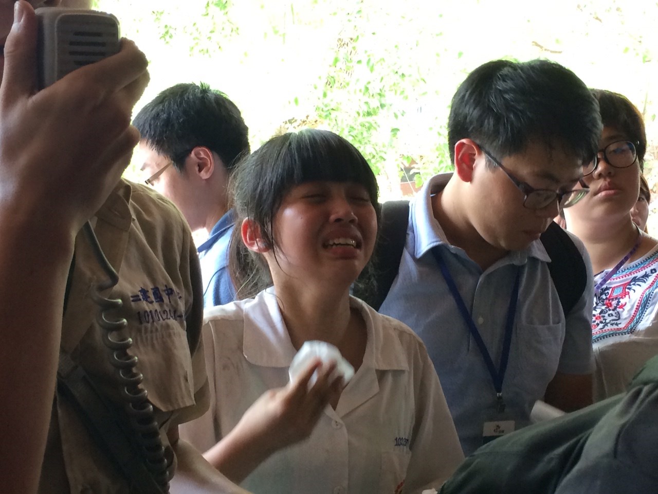 反課綱學生呼籲警察不要強行降下鐵門,但警察不予理會,現場學生不少被鐵門壓到,女學生難過的當場落淚。圖:符芳碩/攝 反課綱學生呼籲警察不要強行降下鐵門,但警察不予理會,現場學生不少被鐵門壓到,女學生難過的當場落淚。圖:符芳碩/攝