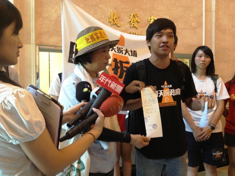 大埔拒拆遷戶之一的張藥房女主人彭秀春也來到現場,捍衛苗栗青年聯盟學生陳為廷在一旁陪同。圖:王立柔/攝 大埔拒拆遷戶之一的張藥房女主人彭秀春也來到現場,捍衛苗栗青年聯盟學生陳為廷在一旁陪同。圖:王立柔/攝