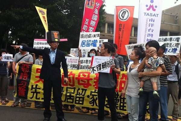 民間團體以行動劇呈現官員拒絕給予藏人配偶居留簽證,導致台藏聯姻家庭必須忍受夫妻分離之苦。圖片:楊宗興/攝 民間團體以行動劇呈現官員拒絕給予藏人配偶居留簽證,導致台藏聯姻家庭必須忍受夫妻分離之苦。圖片:楊宗興/攝