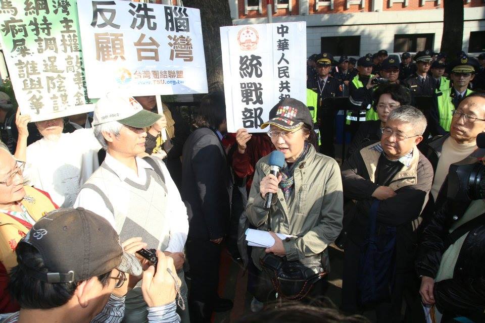 台大歷史系教授周婉窈今日於教育部門口向聲援民眾表示,課綱「微調」卻調整了台灣史課綱近4成字數。圖:林雨佑/攝 台大歷史系教授周婉窈今日於教育部門口向聲援民眾表示,課綱「微調」卻調整了台灣史課綱近4成字數。圖:林雨佑/攝