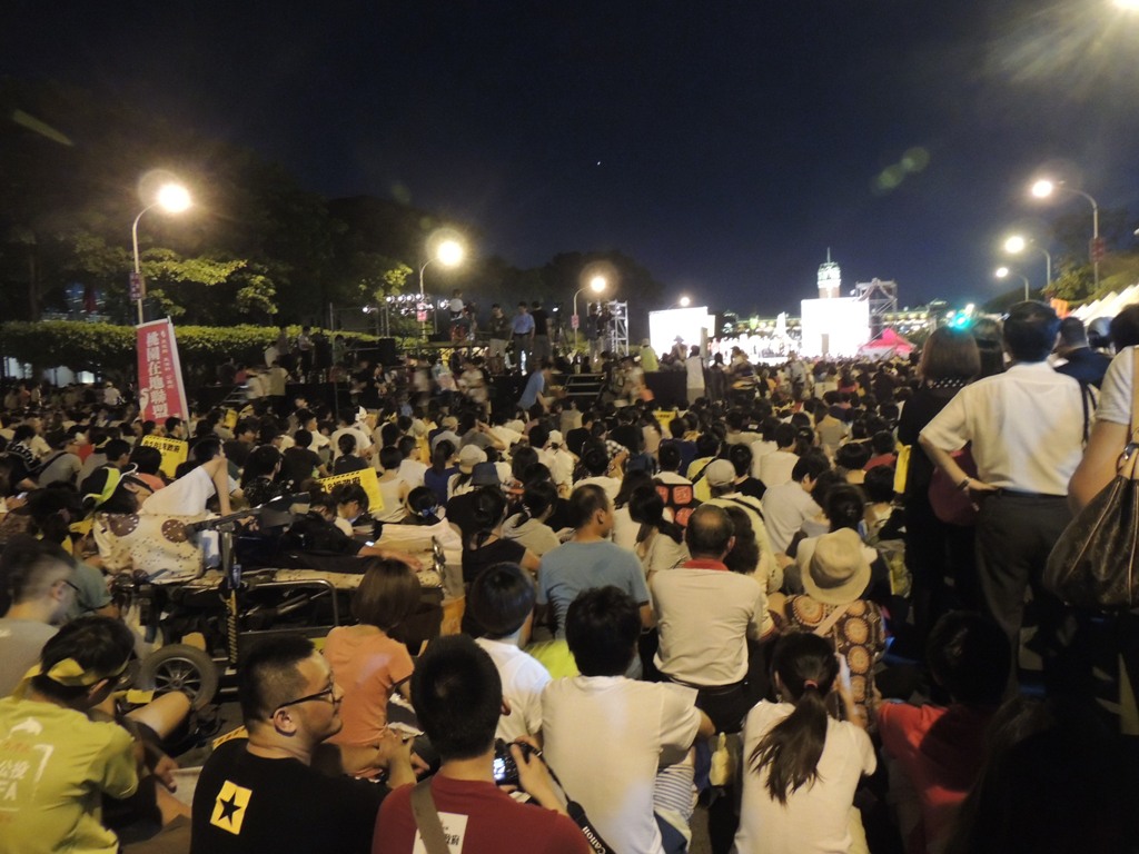 「818拆政府」,活動到晚上7點30分為止,現場已經有近2萬民眾聚集總統府前的凱道。圖:邱珮文/攝 「818拆政府」,活動到晚上7點30分為止,現場已經有近2萬民眾聚集總統府前的凱道。圖:邱珮文/攝
