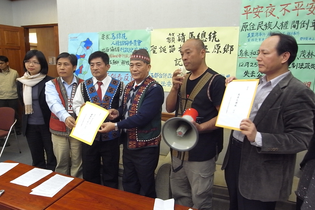 記者會結束後一行人馬上殺到總統府,要把手中的陳情書送進10日才大張旗鼓成立的總統府人權諮詢委員會。圖片:楊宗興/攝 記者會結束後一行人馬上殺到總統府,要把手中的陳情書送進10日才大張旗鼓成立的總統府人權諮詢委員會。圖片:楊宗興/攝