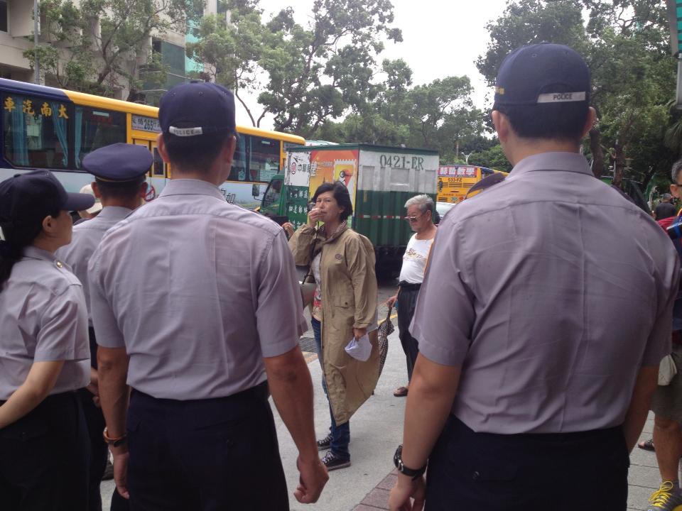 抗議者於立法院場外大吼,要縣府「拿出你們的良心來 !」圖3:王立柔/攝 抗議者於立法院場外大吼,要縣府「拿出你們的良心來 !」圖3:王立柔/攝