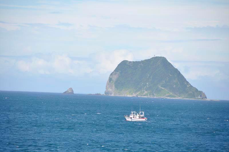 北科大(正前方山坡)位於新北市萬里、基隆大武崙交界,193公頃校地七成以上,是四級坡的陡峻坡地。圖片:陳香蘭/攝。 北科大(正前方山坡)位於新北市萬里、基隆大武崙交界,193公頃校地七成以上,是四級坡的陡峻坡地。圖片:陳香蘭/攝。