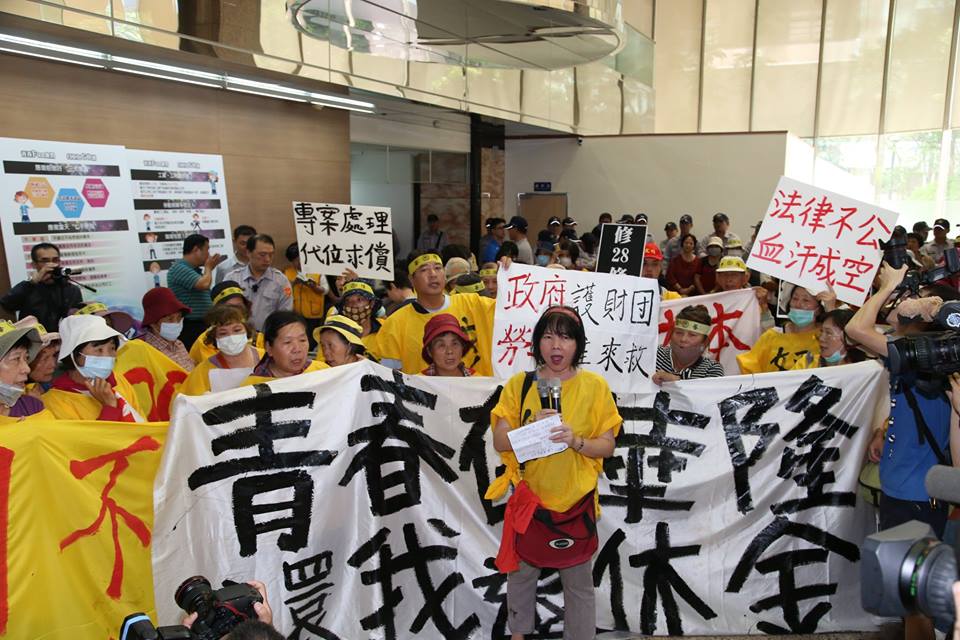 華隆自救會會長李翠明帶著自救會成員唱「望春風」打氣。圖3之2:林雨佑/攝 華隆自救會會長李翠明帶著自救會成員唱「望春風」打氣。圖3之2:林雨佑/攝