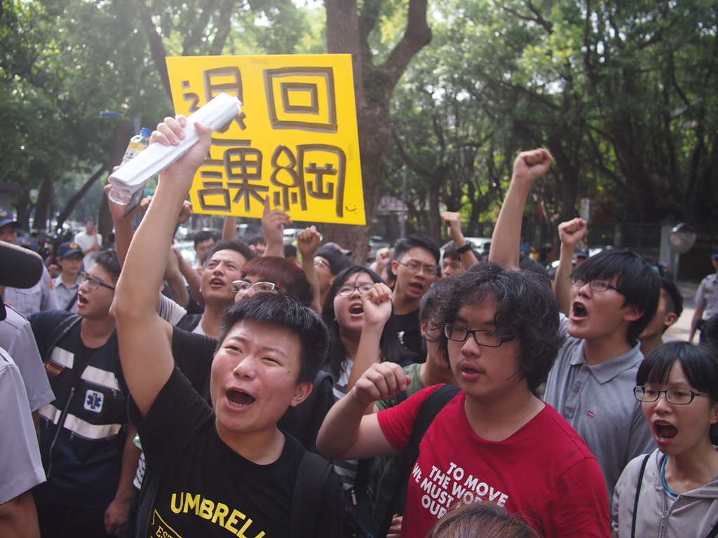 不滿意國教署的回應,學生誓言將升級行動、繼續抗爭。圖:何星瑩/攝 不滿意國教署的回應,學生誓言將升級行動、繼續抗爭。圖:何星瑩/攝