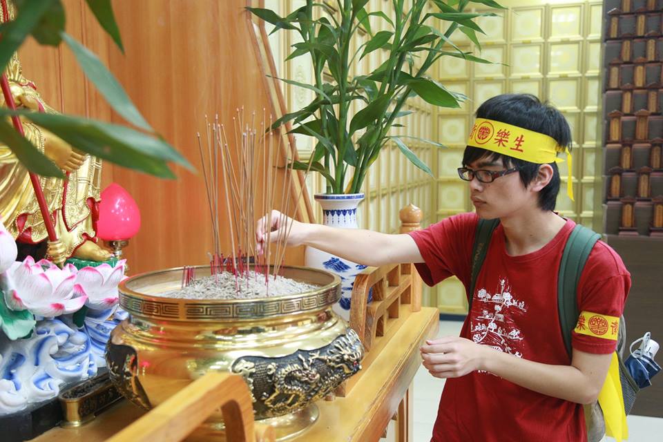 下午1點,約50人先前往樂生納骨塔上香祭告亡者。圖3之3:林雨佑/攝 下午1點,約50人先前往樂生納骨塔上香祭告亡者。圖3之3:林雨佑/攝