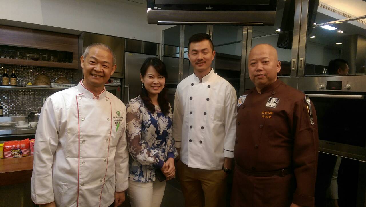 味王第三屆「泡麵食在有意思」比賽所邀到的3位評審老師和活動主持人,從左至右分別是台北海洋技術學院餐飲科副教授戴德和、主持人任婉瑩、東方工商餐飲管理科主任許家豪和莊敬高級工業家事商業職業學校烹調專任教師阮竑榮。圖:劉俊廷/攝 味王第三屆「泡麵食在有意思」比賽所邀到的3位評審老師和活動主持人,從左至右分別是台北海洋技術學院餐飲科副教授戴德和、主持人任婉瑩、東方工商餐飲管理科主任許家豪和莊敬高級工業家事商業職業學校烹調專任教師阮竑榮。圖:劉俊廷/攝