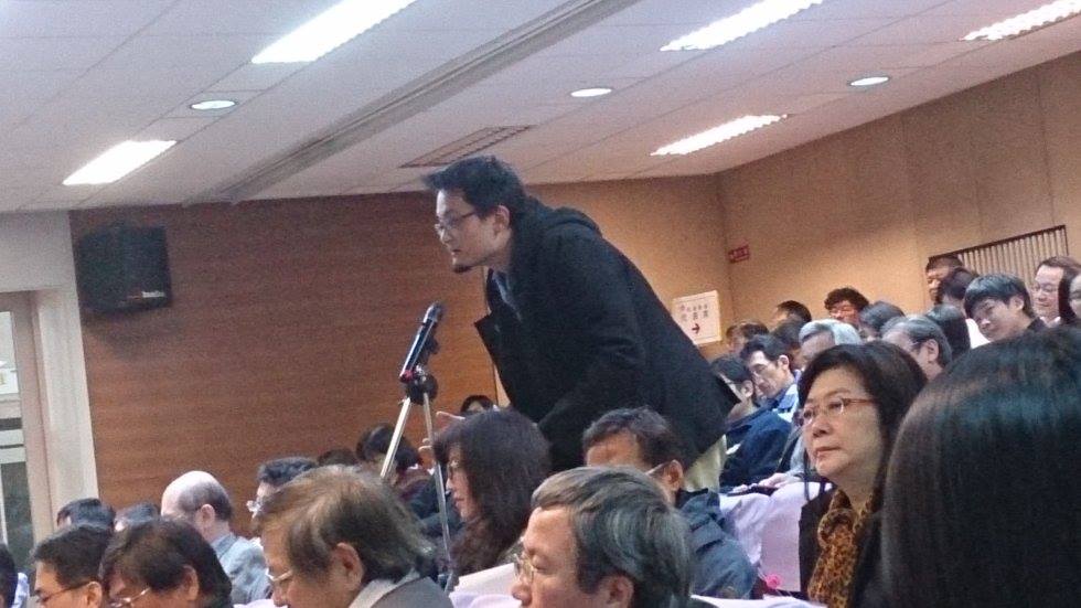 成大學生周孟涵質疑教授缺乏勇氣。圖:邱珮文/攝 成大學生周孟涵質疑教授缺乏勇氣。圖:邱珮文/攝