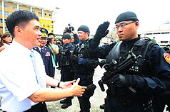 台北市長郝龍斌(左)15日在保一總隊視察花博防恐維安演訓,與參與演訓的人員握手致意,肯定他們對花博維安的貢獻。圖片來源:中央社 台北市長郝龍斌(左)15日在保一總隊視察花博防恐維安演訓,與參與演訓的人員握手致意,肯定他們對花博維安的貢獻。圖片來源:中央社