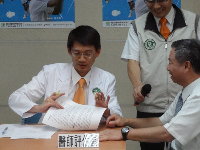 楊志良在接受流感疫苗施打前,接受專業醫師評估。王鼎鈞/攝 楊志良在接受流感疫苗施打前,接受專業醫師評估。王鼎鈞/攝