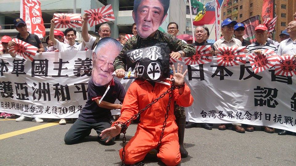 行動劇中,「安倍」斬首IS俘虜,「李登輝」則跪在一旁抱著「安倍」的腿。圖:王子軒/攝 行動劇中,「安倍」斬首IS俘虜,「李登輝」則跪在一旁抱著「安倍」的腿。圖:王子軒/攝