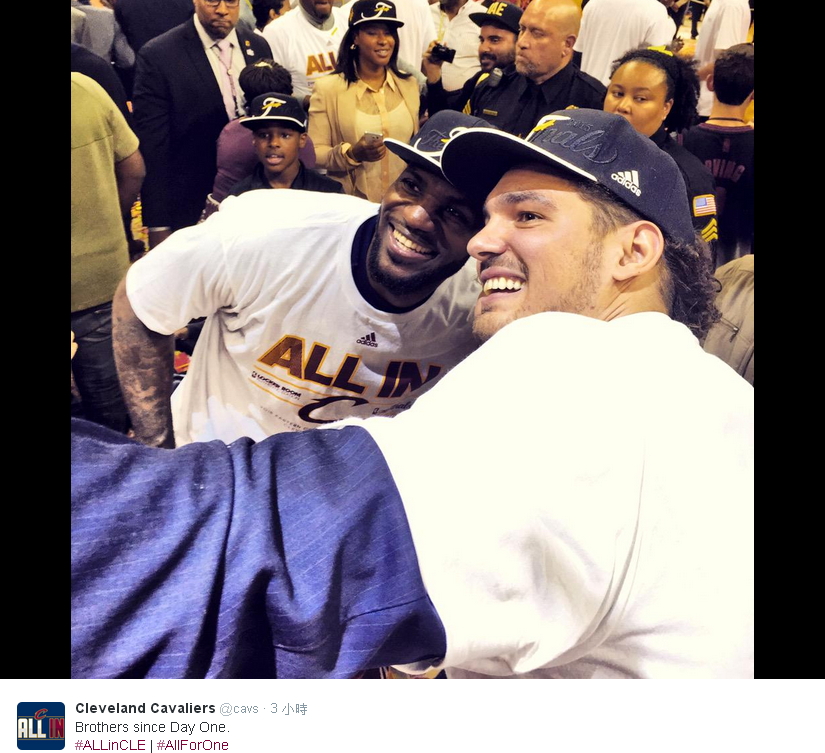球隊獲勝後,「小皇帝」詹姆斯也開心與隊友自拍慶祝。圖:翻攝自Cleveland Cavaliers推特 球隊獲勝後,「小皇帝」詹姆斯也開心與隊友自拍慶祝。圖:翻攝自Cleveland Cavaliers推特