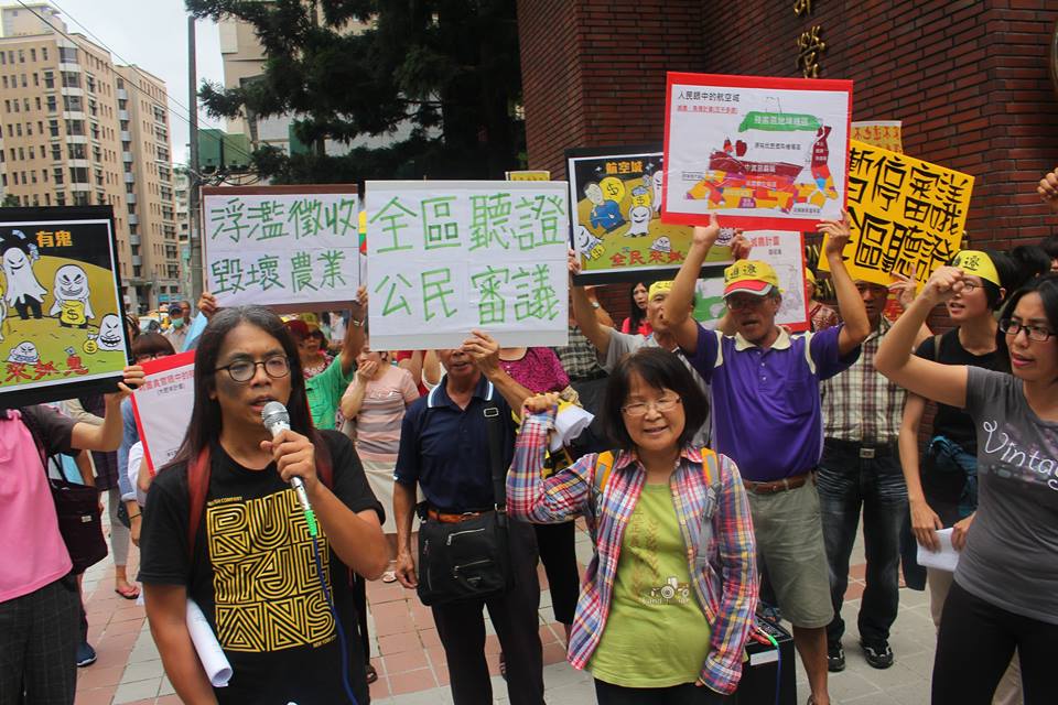 反對計劃的居民和團體高喊口號。圖3之2:林雨佑/攝 反對計劃的居民和團體高喊口號。圖3之2:林雨佑/攝