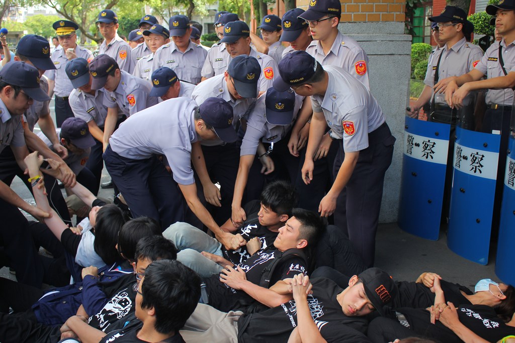 抗議自經區學生今(26)天上午8點45分攀爬立法院正門圍牆進入立法院廣場靜坐,但在9點35分即被警方清空。圖:劉奕霆/攝 抗議自經區學生今(26)天上午8點45分攀爬立法院正門圍牆進入立法院廣場靜坐,但在9點35分即被警方清空。圖:劉奕霆/攝
